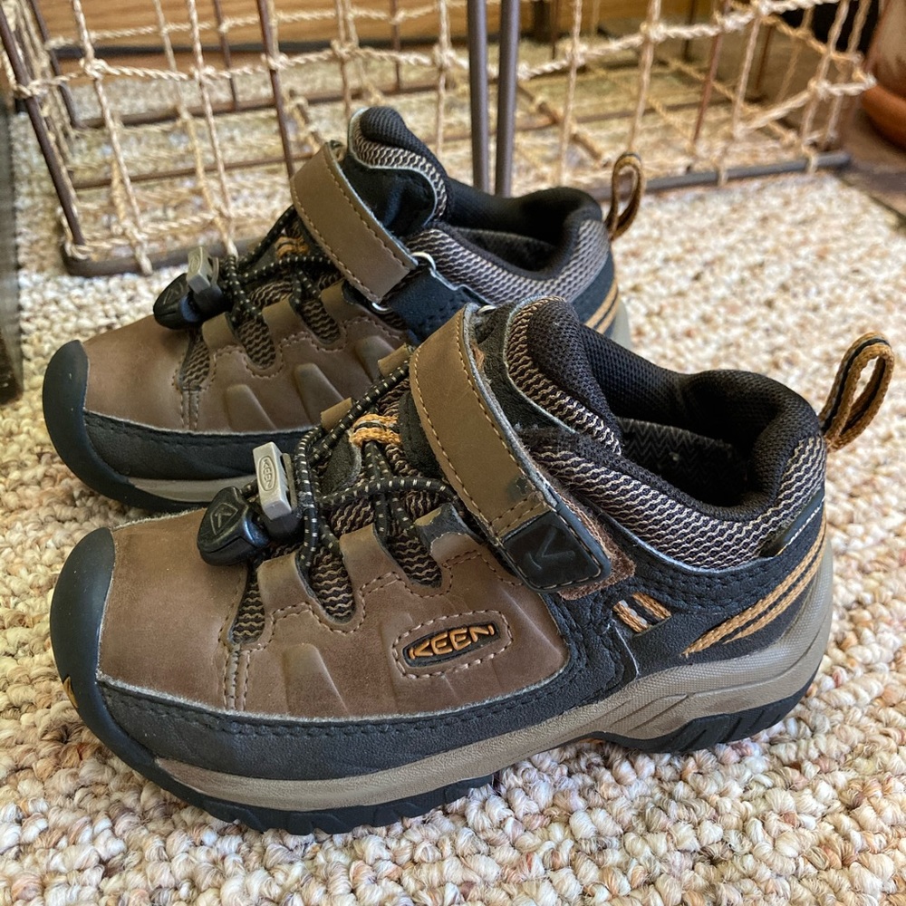Kids hiking shoes